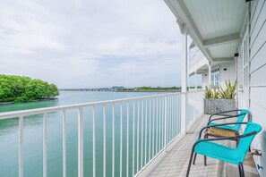 1 bedroom, Internet - w Warm 1BR With Balcony in Panama (Panama City)