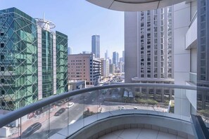 Property grounds - StayShort - Gorgeous 4-Bedroom Apartment Perfect for Families in Dubai Marina (Dubai Marina)