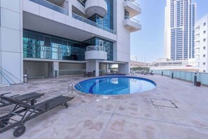 Pool - StayShort - Gorgeous 4-Bedroom Apartment Perfect for Families in Dubai Marina (Dubai Marina)