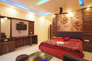 Deluxe Room | Desk, free WiFi