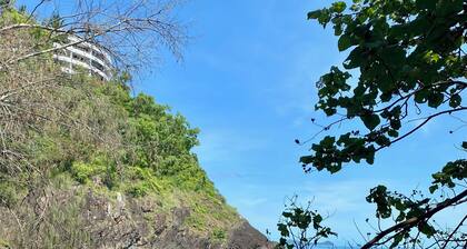 newly renovated studio near the beach in a small complex , great location