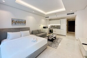 Tabla de planchar con plancha, wifi gratis y ropa de cama