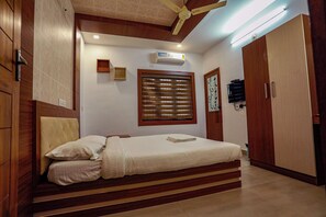 Premium bedding, blackout curtains, soundproofing, iron/ironing board - Gateway Airport Hotel (Iritty)