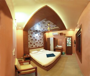 Chambre Standard, 1 trĂšs grand lit | Literie de qualitĂ©, rideaux dâobscurcissement, systĂšme dâinsonorisation