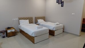 Premium bedding, blackout curtains, soundproofing, iron/ironing board - Gateway Airport Hotel (Iritty)