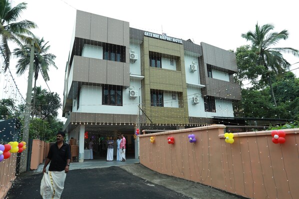 A multi-story building with a sign reading "GATE WAY AIRPORT HOTEL". - Gateway Airport Hotel (Iritty)