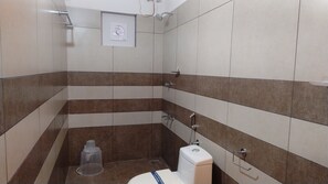 Doccia, asciugamani, sapone, shampoo