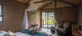 Sleep Whiskers Away From the Lions and " Feel " Them Roar! Cabin 1