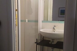 Dusj, hårføner, håndklær og såpe