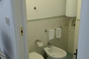 A small bathroom with a toilet, a sink, and a shower. - Meta di Sorrento - Pollio Hall (Meta)