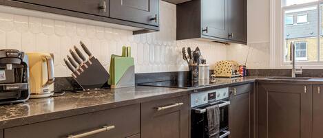 Réfrigérateur, four à micro-ondes, un four, surface de cuisson