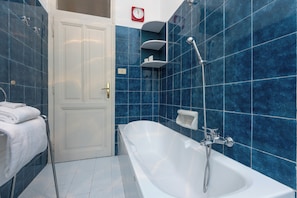 Shower, hair dryer, bidet, towels - Amazing 3-bedroom San Giovanni in Laterano  (Roma)
