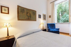 3 chambres, fer et planche à repasser, lit de bébé portatif