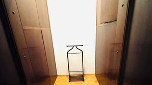 Un ascenseur compact doté d’un plancher en bois et de parois métalliques.