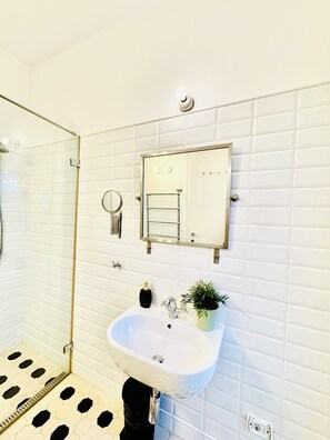 Studio Deluxe, balcon, vue sur la ville | Salle de bain | Séchoir à cheveux, serviettes fournies