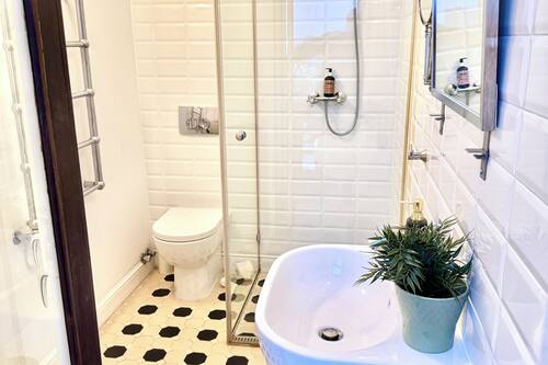 Estudio Deluxe, balcón, vistas a la ciudad | Baño | Secador de pelo y toallas