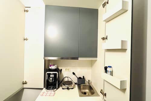 Estudio Deluxe, balcón, vistas a la ciudad | Cocina básica privada | Cafetera o tetera y hervidor eléctrico