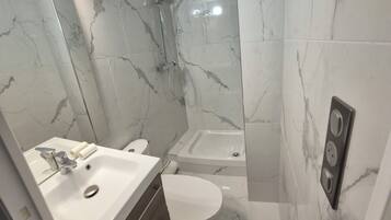 Douche, sĂšche-cheveux, serviettes fournies, savon