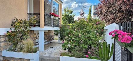Terrasse/Patio. Chambre Meublée touriste. TV, WIFI, SDB/WC et accès privatif