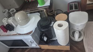 Frigorífic, microones, cafetera i tetera i bullidora elèctrica 