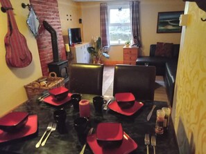 Dining - Llandovery - Cottage - Sleeps4 - Parking Secure Lock up for Bikes (Llanwrtyd Wells)