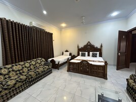 Standard Triple Room | Desk, free WiFi