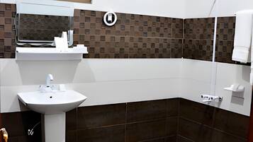 Chambre Double Standard | Salle de bain | Douche, articles de toilette gratuits, serviettes fournies, savon