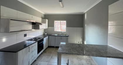 Rustenburg Cozy Apartment With Private Entrance & BBQ