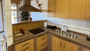 Cafeteira/chaleira, micro-ondas, fogão, cooktop
