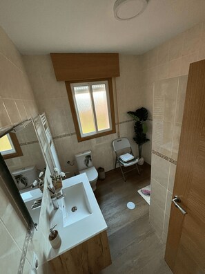 Douche, sèche-cheveux, serviettes fournies, savon