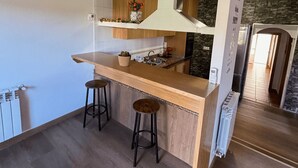 Cafeteira/chaleira, micro-ondas, fogão, cooktop