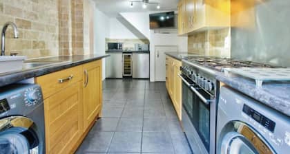 Spacious comfy cottage in the middle of a beautiful Kent village.