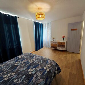 2 bedrooms, travel crib, free WiFi, bed sheets