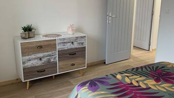 2 bedrooms, bed sheets