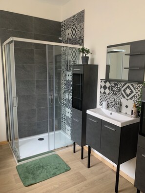 Dusj, hårføner, såpe og toalettpapir