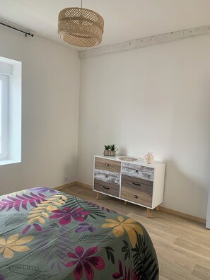 2 bedrooms, travel crib, free WiFi, bed sheets - RENOVATED HOUSE SLEEPS 6 - SPACIOUS LIVING ROOM - WI-FI - FREE PARKING (Arthun)
