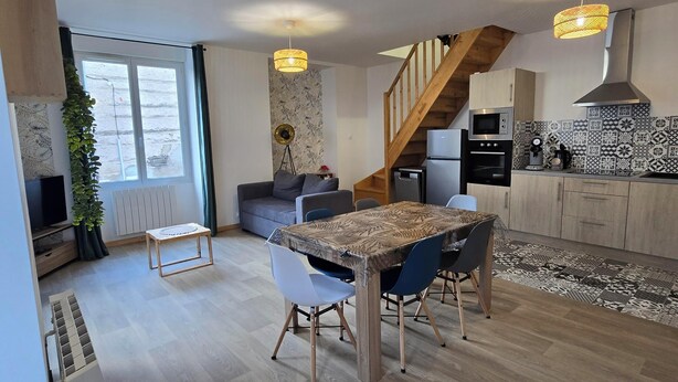 A modern kitchen with a dining area, wooden staircase, and a large window. - RENOVATED HOUSE SLEEPS 6 - SPACIOUS LIVING ROOM - WI-FI - FREE PARKING (Arthun)