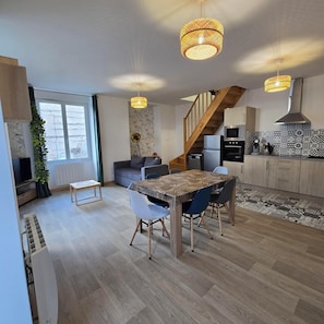 A modern kitchen with a dining area, wooden staircase, and a large window. - RENOVATED HOUSE SLEEPS 6 - SPACIOUS LIVING ROOM - WI-FI - FREE PARKING (Arthun)