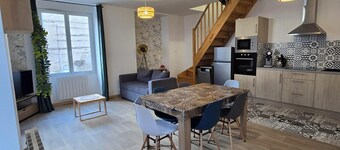 RENOVATED HOUSE SLEEPS 6 - SPACIOUS LIVING ROOM - WI-FI - FREE PARKING