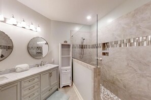 Appart'hôtel, 3 chambres | Salle de bain | Serviettes fournies, shampoing
