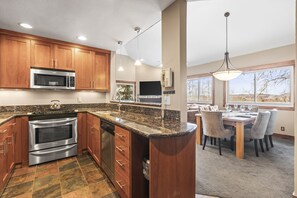 Apartment, 3 Schlafzimmer | Eigene Küche | Kühlschrank, Wasserkocher mit Kaffee-/Teezubehör, Toaster