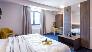 Superior dubbelrum - utsikt mot staden | Minibar, skrivbord, arbetsyta för laptop och ljudisolering