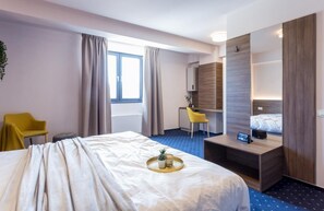 Dobbeltrom – superior, byutsikt | Minibar, skrivebord, skrivebord for bærbar PC og lydisolert