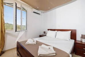 5 bedrooms, iron/ironing board, free WiFi, bed sheets - Villa Serenity Retreat in Kavrochori for 12 Guests (Malevizi)