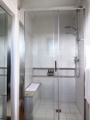 Dusche, umweltfreundliche Kosmetikartikel, Haartrockner, Bidet