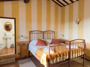 1 habitación, escritorio, tabla de planchar con plancha y cuna de viaje 