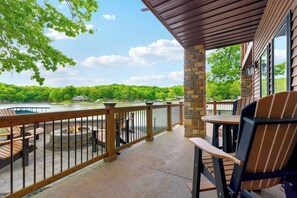 Outdoor dining - Trails End Hideaway – Waterfront (Sunrise Beach)