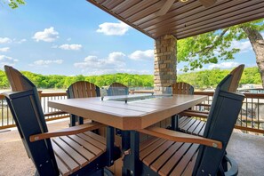 Outdoor dining - Trails End Hideaway – Waterfront (Sunrise Beach)