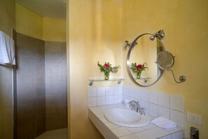 Een douche, milieuvriendelijk toiletgerief, een haardroger, handdoeken