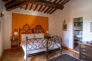 2 bedrooms, iron/ironing board, travel cot, free WiFi